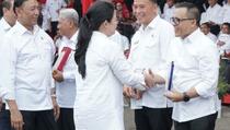 Puan Serahkan Penghargaan Mal Pelayanan Publik ke Bupati Banyuwangi