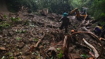 Jalan Nasional Bayah Tertutup Longsor, Akses Warga Terputus