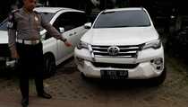 Toyota Fortuner Tabrak Separator Busway di Jakut