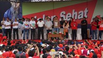 Sejumlah Artis Jalan Sehat Bareng Jokowi di Lampung