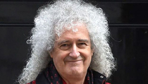 Gitaris Queen Brian May dan Tim Bola Wanita Inggris Terima Gelar Kehormatan
