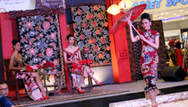 Warna-warni Kain Gendongan di Kampoeng Peranakan