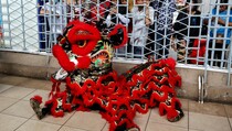Atraksi Barongsai hibur pengguna commuterline