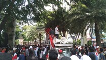 Unjuk Rasa Ratusan Massa di Kelapa Gading Sebabkan Kemacetan