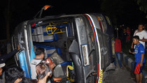 Gagal Menanjak, Bus Penuh Penumpang Mundur dan Terbalik