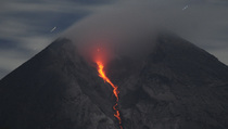 Gunung Merapi Luncurkan Guguran Lava Pijar