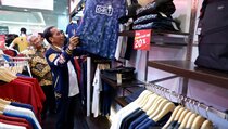 Mendadak ke Lippo Plaza Kendari, Jokowi Beli Tiga Kaos