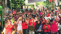 Restu Hapsari dan Relawan Kampanye Jempol Ceria untuk Jokowi Amin