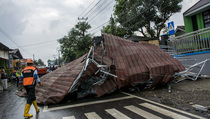 Puting Beliung Landa Bogor, Puluhan Pohon Tumbang Timpa Warung dan Mobil
