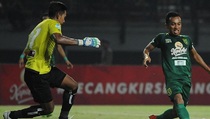 Jelang Lawan Tira, Irfan Jaya Pelajari Rekaman Pertandingan