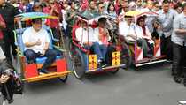 Jokowi, JK, dan Erick Thohir Naik Becak untuk Kampanye di Makassar