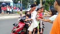 Umat Katolik Bagikan Takjil untuk Warga Muslim