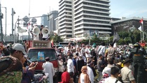 Massa Pendukung Prabowo Unjuk Rasa di Depan Bawaslu