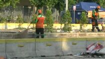 Pasukan Oranye Bersihkan Sampah Sisa Rusuh di Depan Bawaslu
