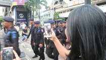 Brimob Siaga di Bawaslu Jadi Objek Foto Masyarakat