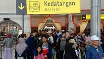 Penumpang Arus Balik Padati Stasiun Kereta di Jakarta