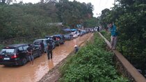 Ratusan Kendaraan Terjebak Banjir di Konawe