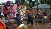 Relawan Berjuang Bantu Korban Banjir di Konawe Utara