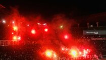 Karena Flare, Pertandingan Persebaya Vs MU Dihentikan