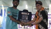 Peduli Petani Muda Bali, Penguin Indonesia  Lanjutkan Program Sistem Tetes