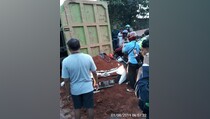 Polisi Olah TKP Truk Tanah Timpa Sigra di Tangerang