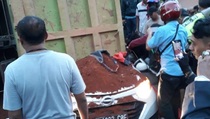 Bayi Selamat dalam Kecelakaan Maut Truk Tanah Timpa Mobil Sigra