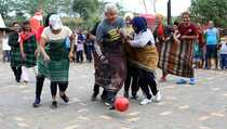 Rayakan 17 Agustus, Ganjar Main Futsal Lawan Ibu-ibu