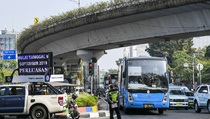 Hari Pertama Ganjil Genap, Anies Klaim 1 Juta Warga Naik Transportasi Publik