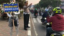 Ingatkan Keselamatan Berlalu Lintas, Polresta Depok Terjunkan Manusia Silver