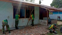 Prajurit Kostrad Renovasi Sekolah di Papua