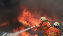 Ditinggal Mudik, Gudang Plastik Hangus Terbakar di Cakung