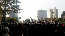 Demonstran Berusaha Terobos ke Gedung DPR/MPR