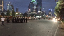 Ricuh, Polisi Lepaskan Tembakan Gas Air Mata di Gatot Subroto