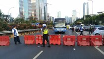 Balas Gas Air Mata, Massa Lemparkan Petasan