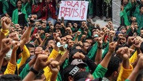 Massa Mahasiswa Bubarkan Diri Didahului Doa Bersama