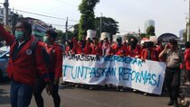 Demo DPR, Ratusan Mahasiswa Berdatangan di Stasiun Palmerah