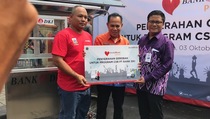 Bank DKI Bantu Gerobak Pedagang Masjid Sunda Kelapa
