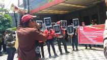 Karyawan Rollaas Cafe Demo Tuntut Uang Pesangon