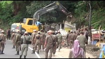 Pelebaran Jalur Puncak, 30 Bangunan Liar Dibongkar