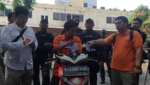 Tersangka Penyiram Soda Api Tampak Tenang Jalani Reka Ulang