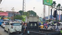 Warga Keluhkan Kemacetan di Pertigaan Metland Transyogi