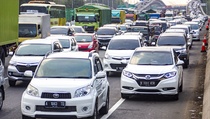 Kepadatan Kendaraan Terjadi di Tol Jakarta-Cikampek