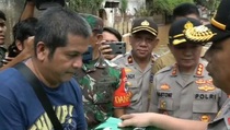 Kapolda Metro Jaya Beri Bantuan Makanan ke Warga Ciledug Indah