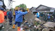 Wali Kota Tangerang Kerahkan Petugas untuk Bersihkan Sampah dan Lumpur