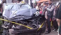 Dihantam Kereta Arah Jakarta, Mobil Terseret 500 Meter di Cikarang