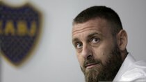 Daniele De Rossi Gantung Sepatu
