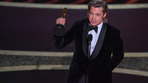 Brad Pitt Bantah Bayar Orang Tulis Pidato saat Raih Oscar