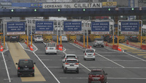 Sedang Ganti Ban, Mobil Ditabrak hingga Terguling di Ruas Tol Cawang