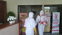 Cegah Penyebaran Virus Corona, Mapolres Jakut Disemprot Disinfektan