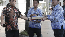 Walkot Semarang Bagikan Hand Sanitizer untuk Warga